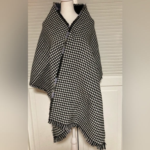 NWOT Tahari Acrylic Reversible Scarf OSFM - Picture 8 of 16